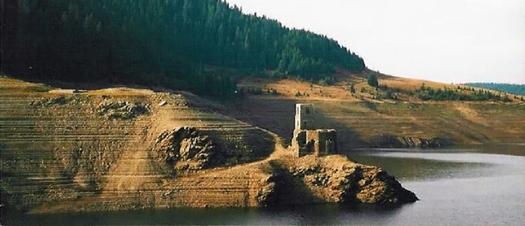 Biserica de sub lac