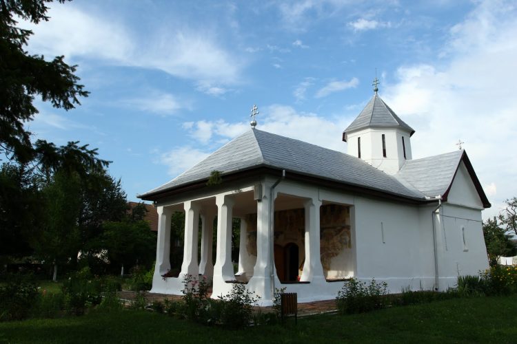 Sursa: http://danielastancioiu.blogspot.ro/2011/08/manastirea-saraca-atestata-din-1270-si.html