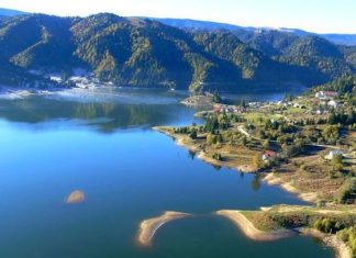 Staţiunea din România cu plaje artificiale şi sporturi nautice la 900 de metri altitudine: „E mai plăcut ca-n Austria”