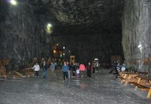 Salina care atrage jumătate de milion de turişti anual