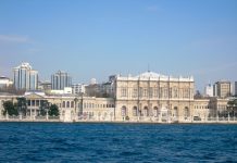 Palatul Dolmabahce din Istanbul , comoara sultanilor de pe Bosfor