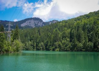 Lacul Scropoasa, o lume de basm în Munţii Bucegi