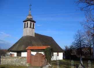 Cel mai mare locaș de cult din lemn păstrat în Banat : Biserica din lemn din Curtea