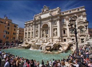 Atunci când vizitezi Roma nu poți rata Fontana di Trevi! Care este povestea celebrei fântâni cu bani?