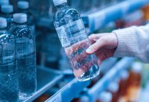 Apă plafonată la 3 lei în aeroporturi și gări: proiect de lege pentru consumatori